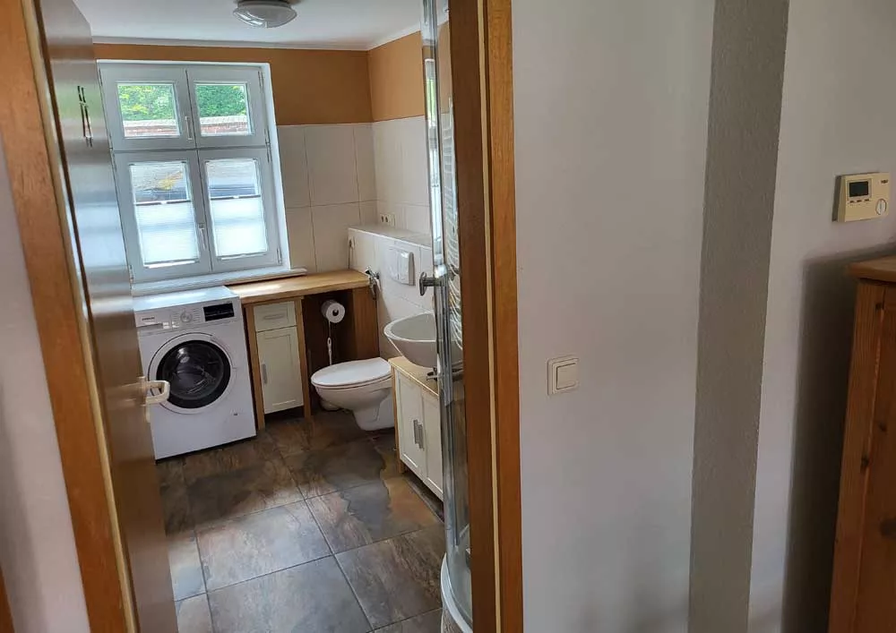 Zweite Ansicht des Badezimmers mit Waschmaschine im Ferienhaus in Neubrandenburg
