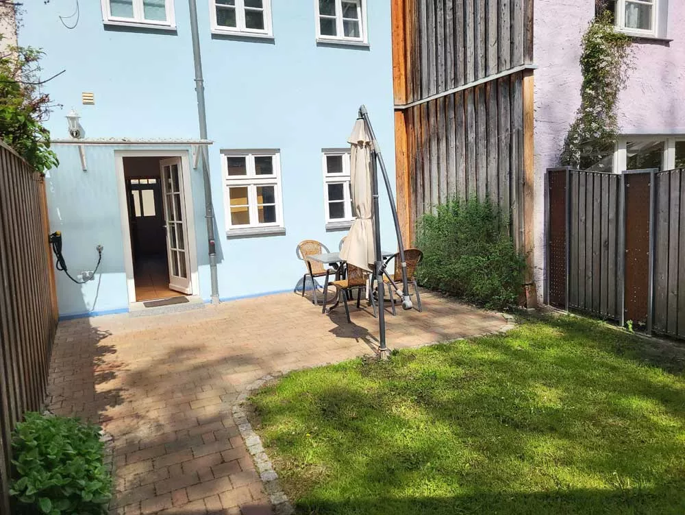 Sonniger Innenhof mit Sitzgruppe am blauen Ferienhaus in Neubrandenburg, Mecklenburg-Vorpommern