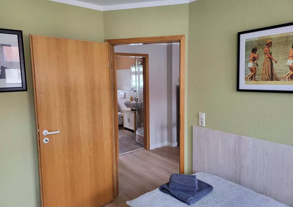 Blick vom Schlafraum 2 in das angrenzende Badezimmer im Ferienhaus in Neubrandenburg