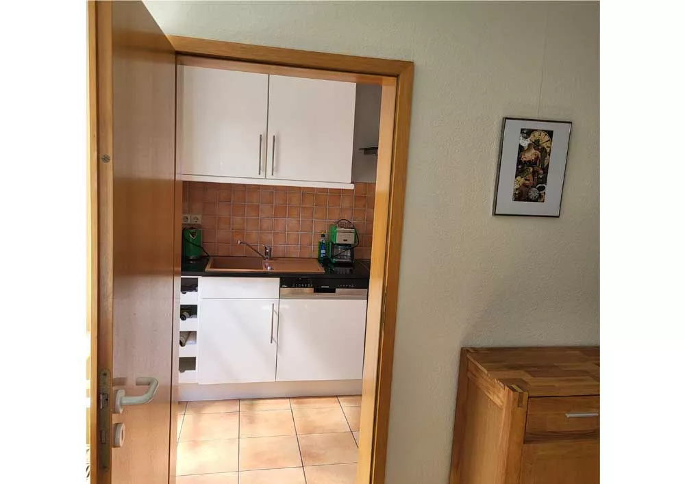 Blick vom Wohnraum in die offene Küche des Ferienhauses in Neubrandenburg