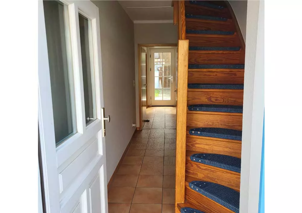 Heller Eingangsbereich mit Holztreppe im Ferienhaus in Neubrandenburg, Mecklenburg-Vorpommern