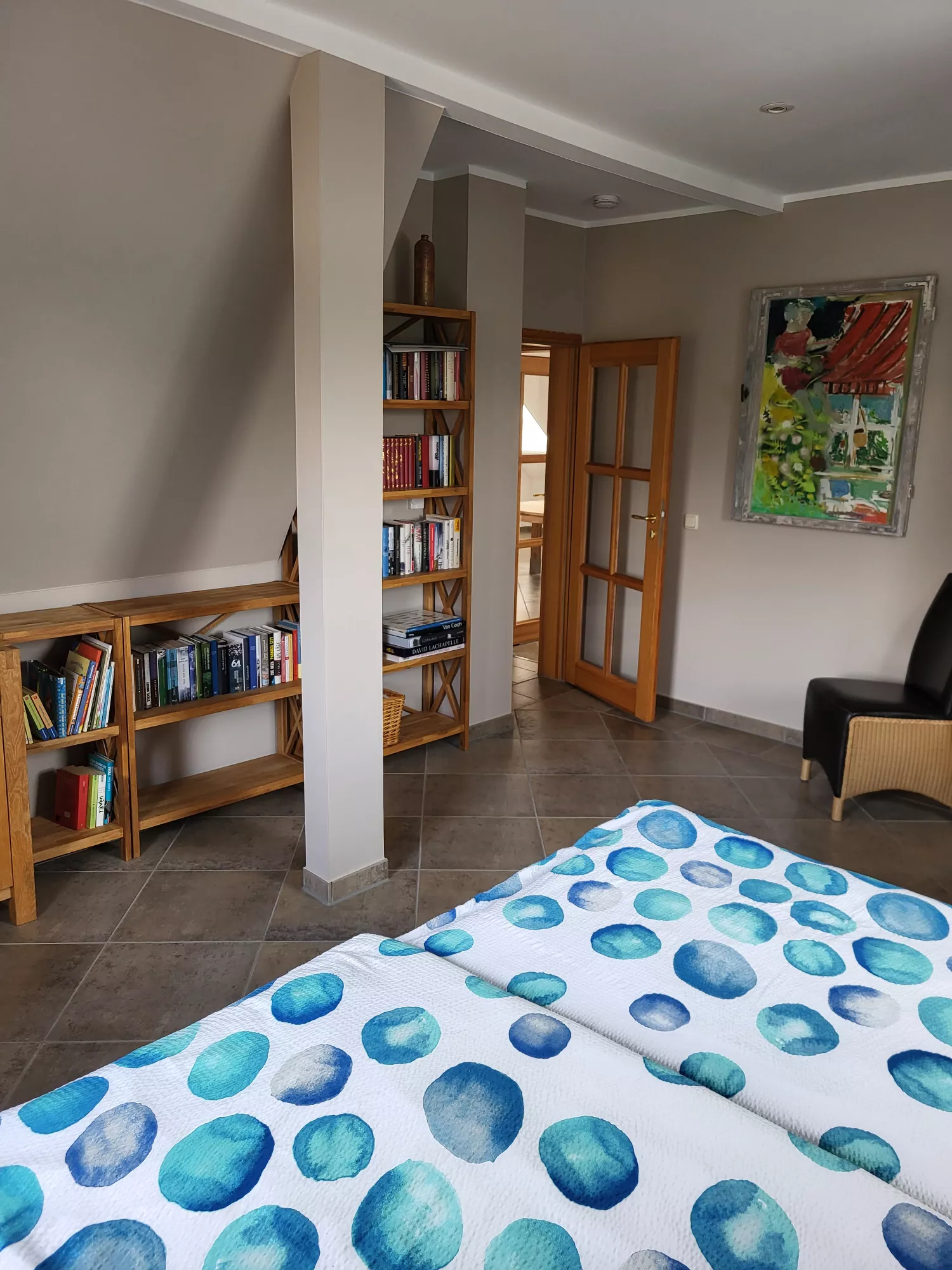 Schlafzimmer 1 mit Bücherregal Ferienloftwohnung Neubrandenburg in der Villa ValenTina - Ferienwohnungen Reißhauer