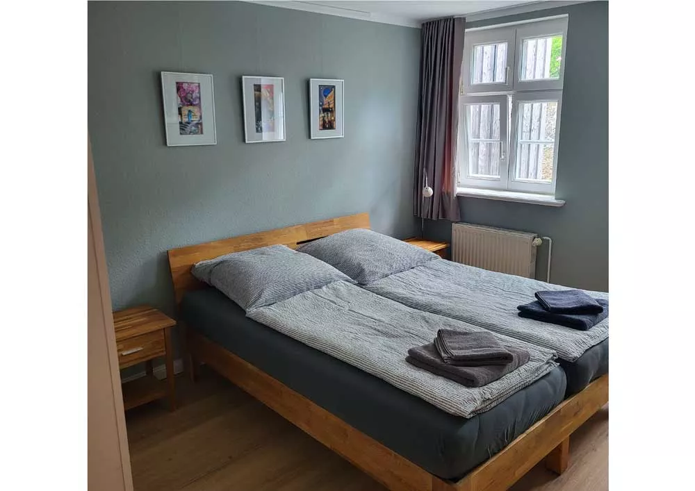 Detailansicht von Schlafraum 1 mit Kleiderschrank im Ferienhaus in Neubrandenburg