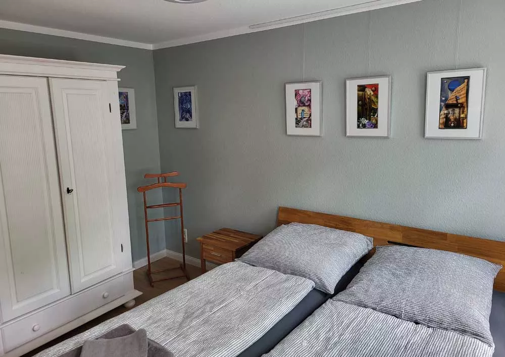 Ruhiges Schlafzimmer mit Doppelbett und sanften Wandfarben im Ferienhaus in Neubrandenburg