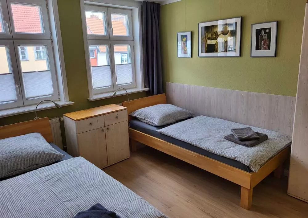 Zweites Schlafzimmer mit zwei Einzelbetten im Ferienhaus in Neubrandenburg