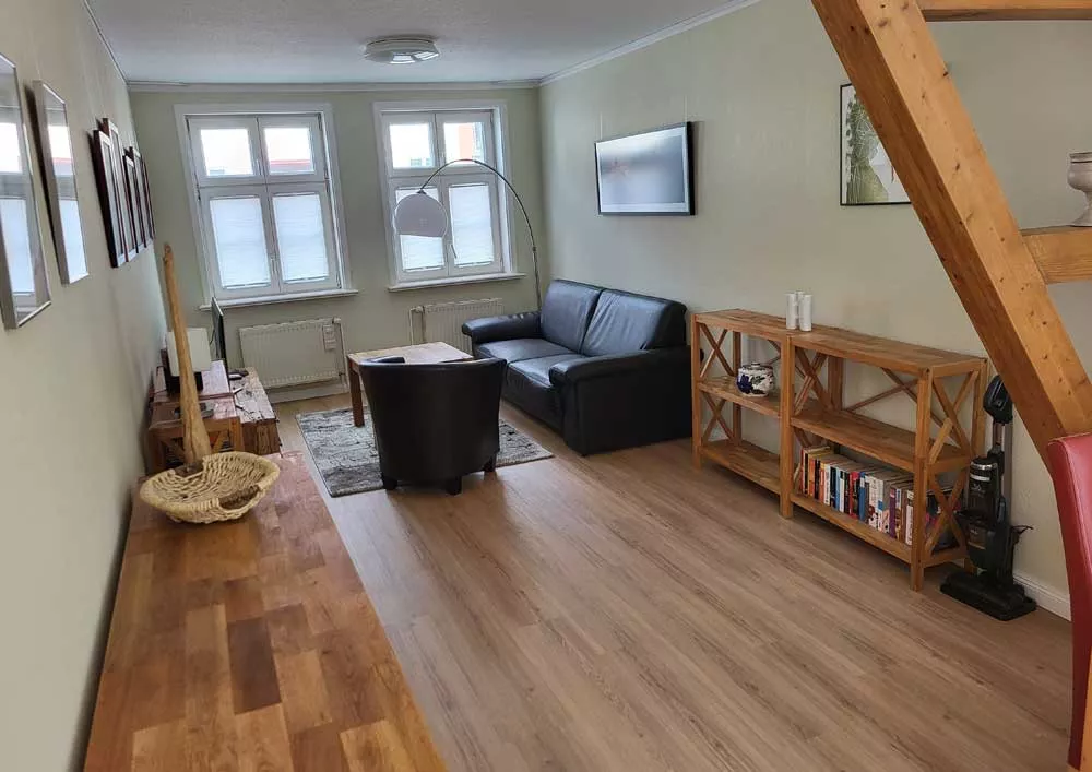 Heller Wohnbereich mit gemütlichem Sofa und Sesseln im Ferienhaus Neubrandenburg